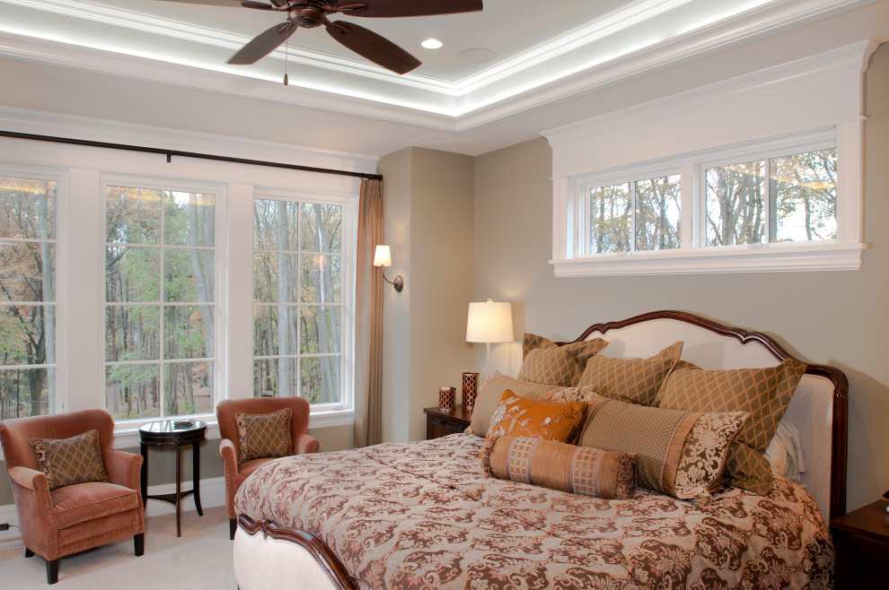 Immagine di una grande camera da letto classica con pareti beige, moquette, pavimento beige e soffitto ribassato