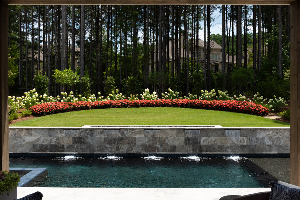 Großer Moderner Pool hinter dem Haus in rechteckiger Form mit Wasserspiel und Natursteinplatten in Atlanta