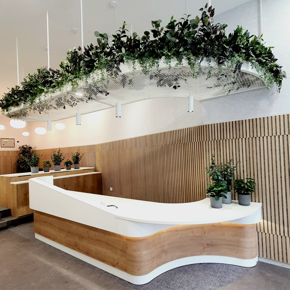 Idée de décoration pour un bureau design de taille moyenne avec un mur beige, moquette, un bureau intégré et un sol violet.