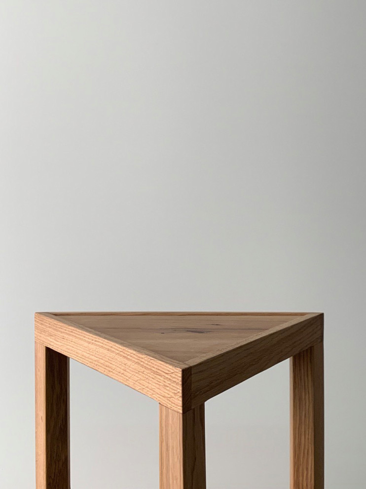 Треугольный табурет