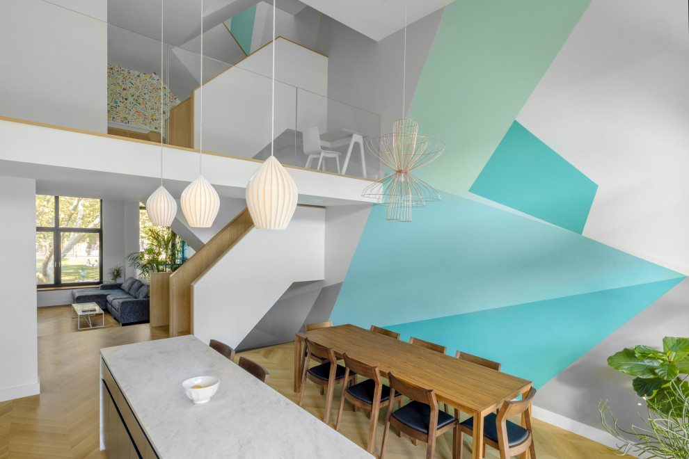 Свежая идея для дизайна: большая кухня-столовая в стиле модернизм с светлым паркетным полом - отличное фото интерьера