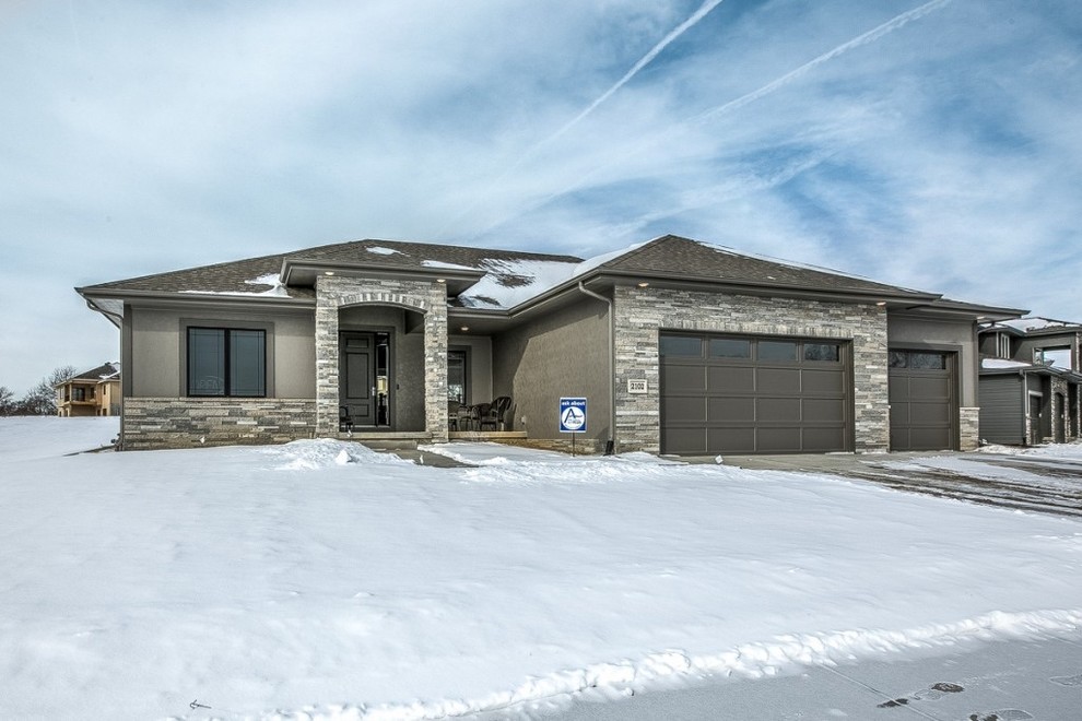 Example of a transitional home design design in Omaha