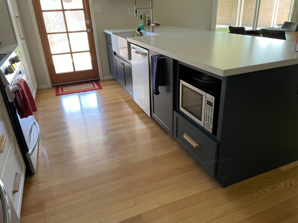 Example of a transitional home design design in Phoenix