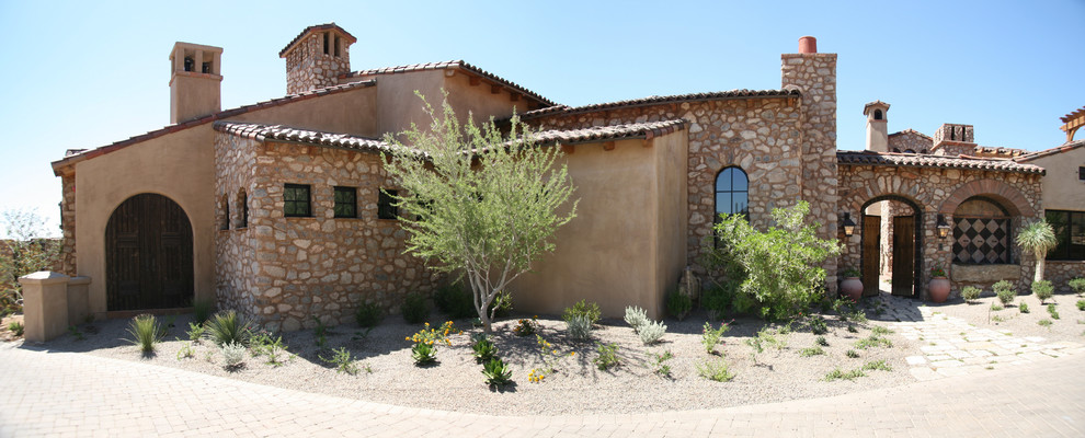 Transitional home design photo in Phoenix