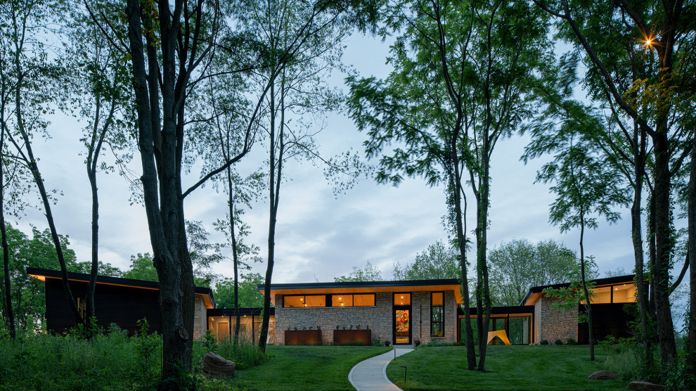 Идея дизайна: двухэтажный, разноцветный частный загородный дом среднего размера в современном стиле с комбинированной облицовкой, крышей-бабочкой и отделкой доской с нащельником