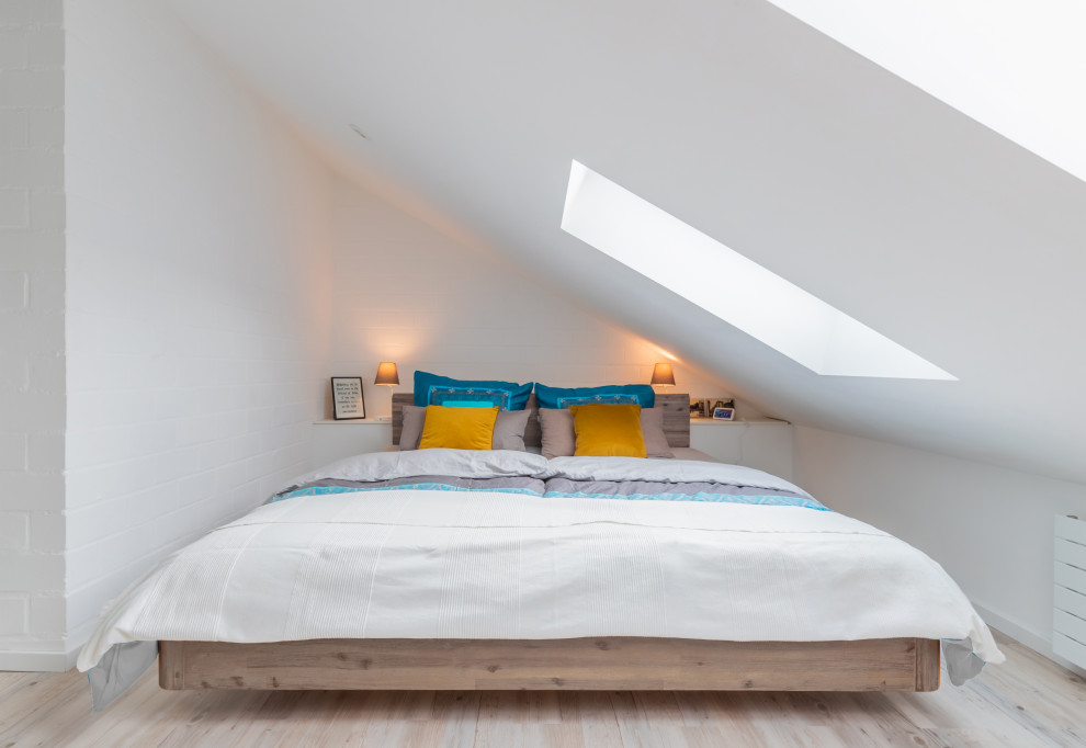 Großes Modernes Schlafzimmer mit weißer Wandfarbe, Vinylboden, grauem Boden und Ziegelwänden in Düsseldorf