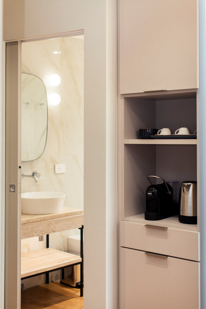 Inspiration för stora moderna beige badrum med dusch, med öppna hyllor, beige skåp, en kantlös dusch, en toalettstol med separat cisternkåpa, beige kakel, porslinskakel, beige väggar, bambugolv, ett fristående handfat, marmorbänkskiva, beiget golv och dusch med gångjärnsdörr