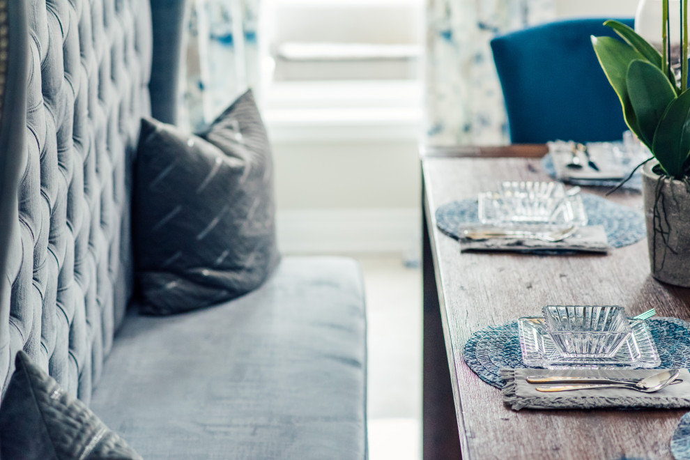 Example of a transitional home design design in Toronto