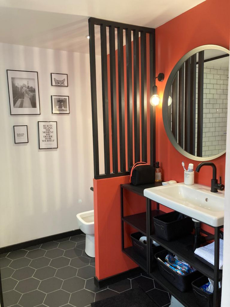 Inspiration for a small industrial 3/4 bathroom in Lyon with open cabinets, a curbless shower, a one-piece toilet, white tile, subway tile, orange walls, ceramic floors, a wall-mount sink, stainless steel benchtops, black floor, black benchtops, an enclosed toilet and a single vanity.