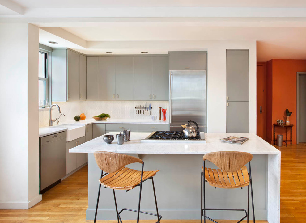 Kitchen - contemporary kitchen idea in New York
