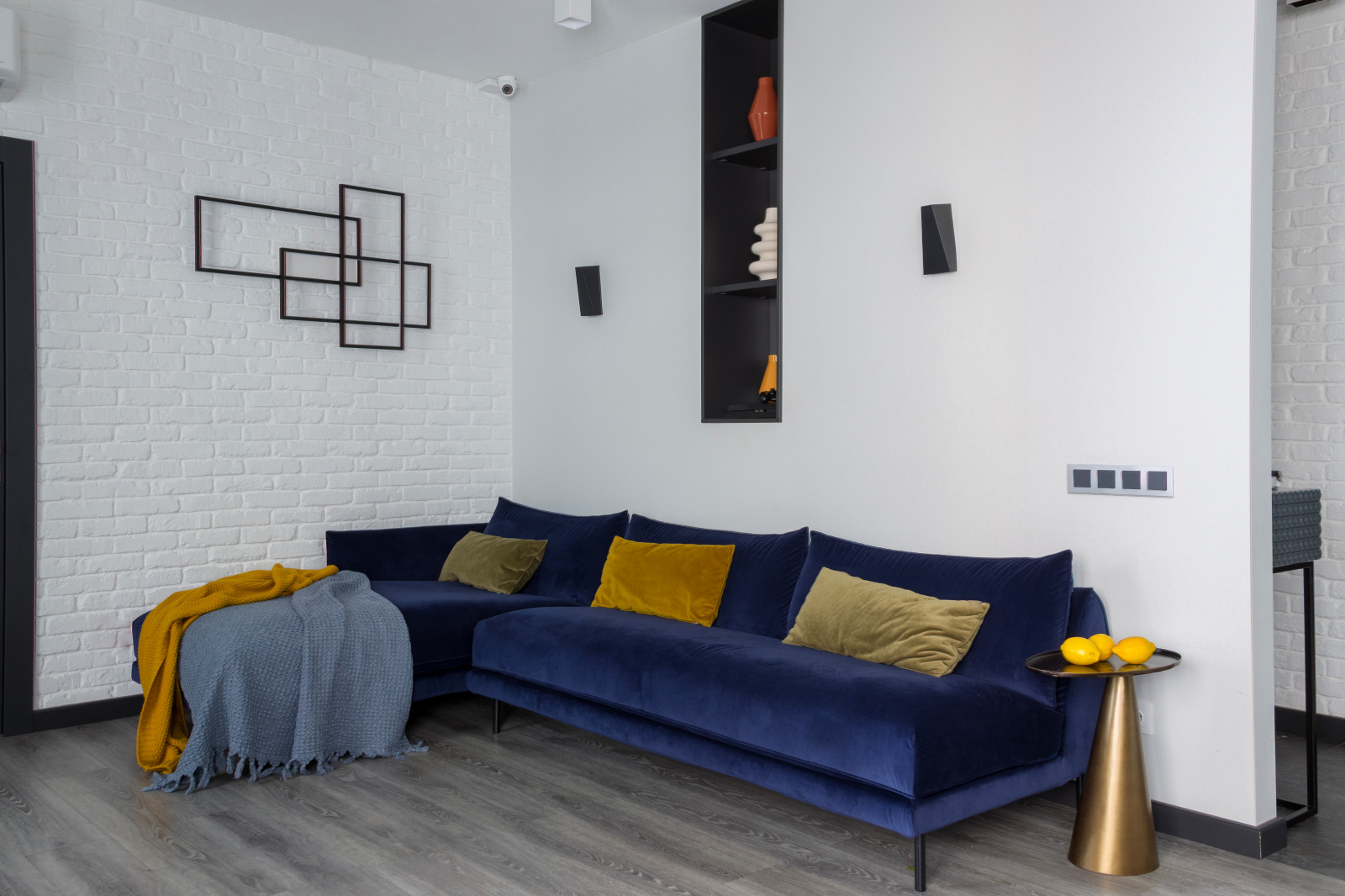 Гостиная с синим диваном при дневном освещении