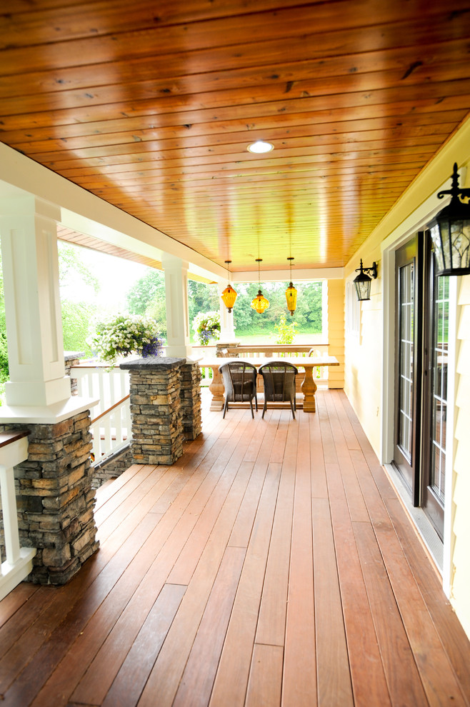 Design ideas for a traditional verandah in Vancouver.