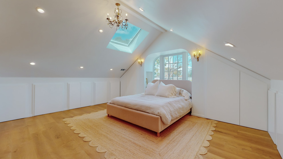 Modelo de habitación de invitados abovedada moderna con paredes blancas, suelo de madera en tonos medios y suelo naranja