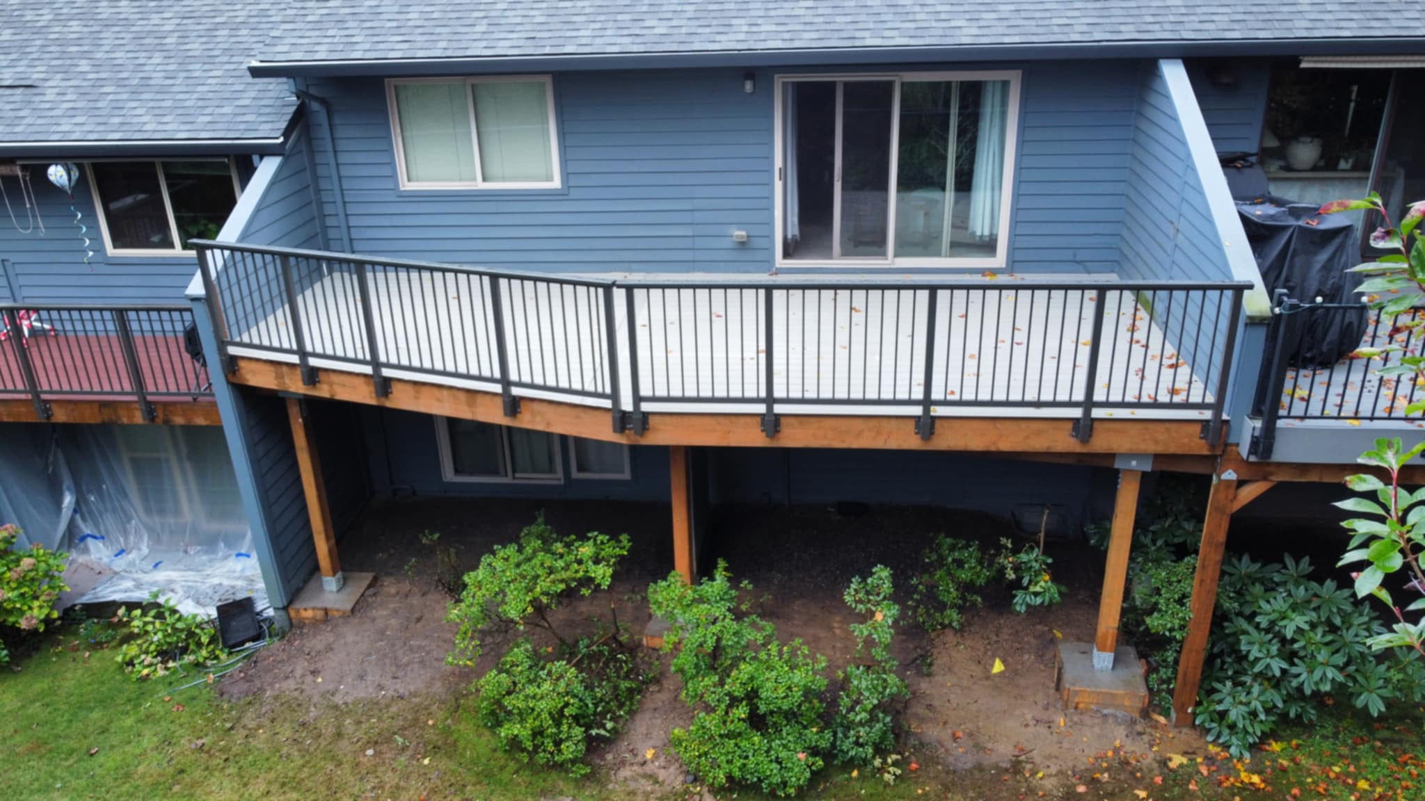Trex Foggy Wharf with bronze aluminum railing
