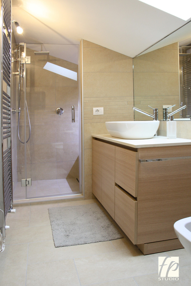 Idéer för att renovera ett mellanstort funkis badrum med dusch, med möbel-liknande, skåp i ljust trä, en kantlös dusch, en toalettstol med separat cisternkåpa, beige kakel, porslinskakel, vita väggar, klinkergolv i porslin, ett fristående handfat och bänkskiva i kvarts