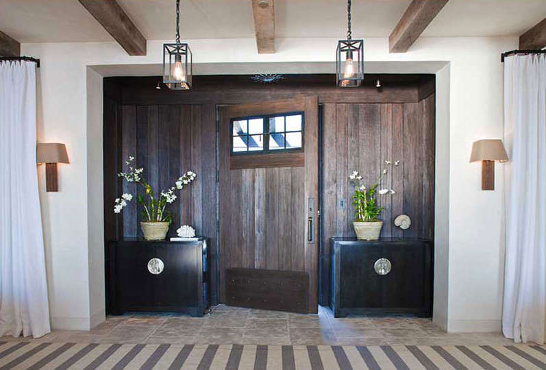 Example of a transitional entryway design in Orange County