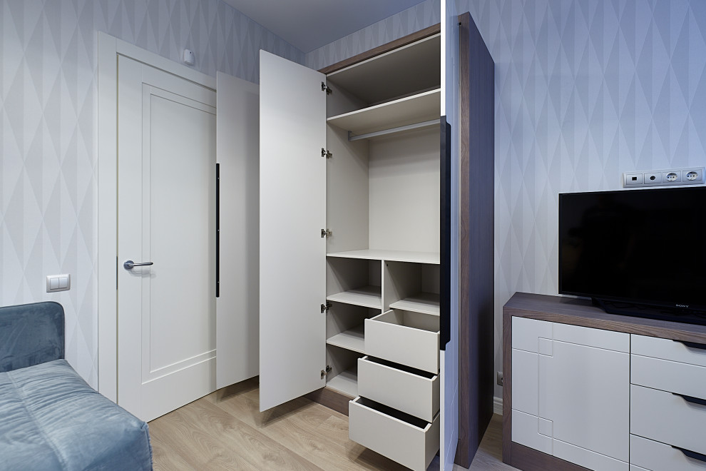 Exemple d'une chambre parentale chic de taille moyenne avec un mur gris et un sol beige.