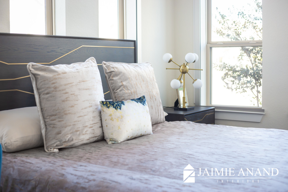 Example of a transitional home design design in Austin