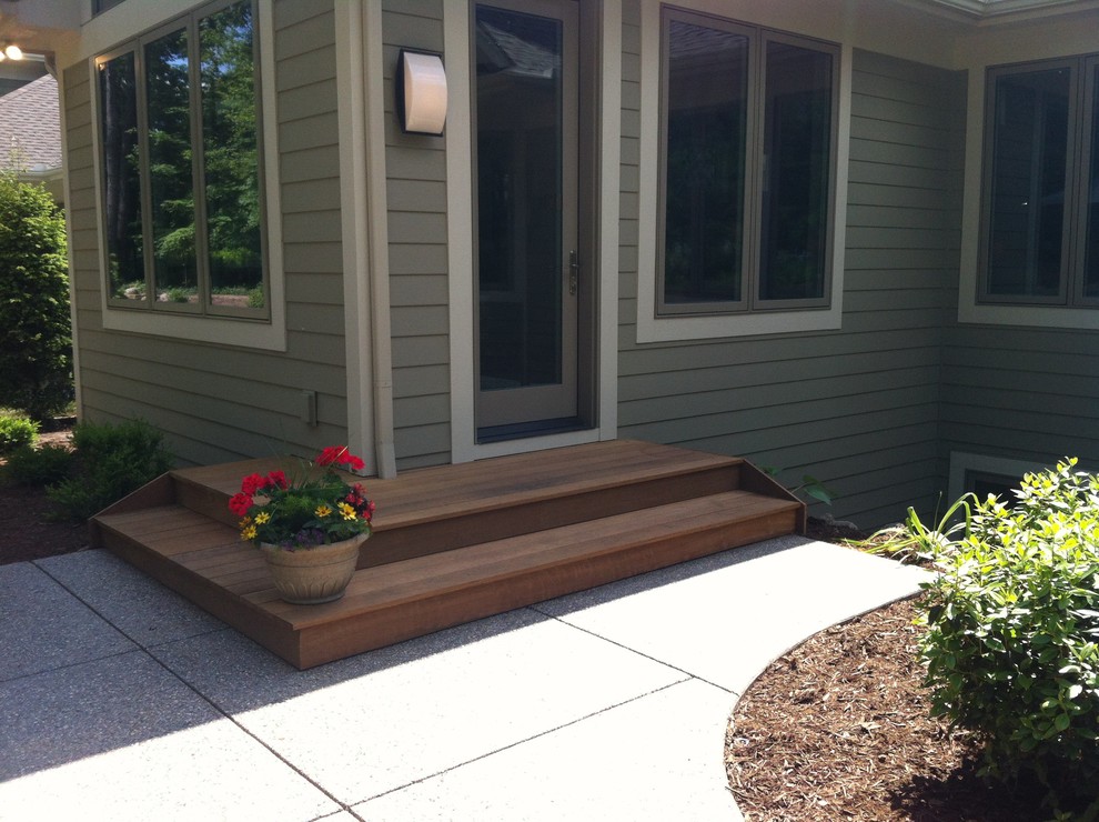 This is an example of a small traditional backyard patio in Grand Rapids.