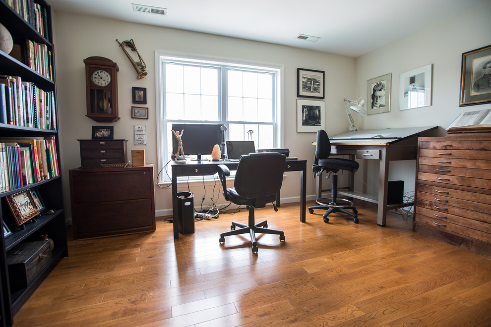 Mid-sized contemporary home office in New York.