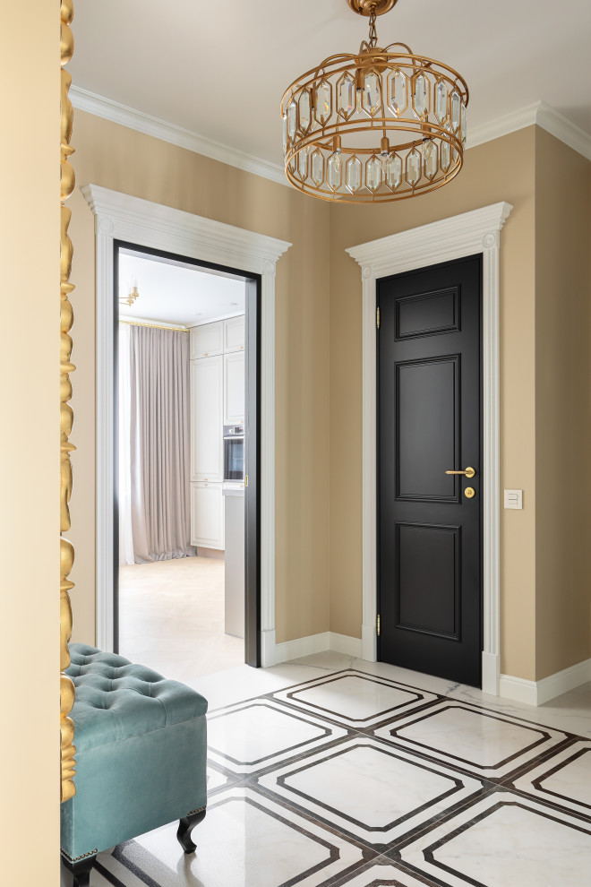 Idee per una porta d'ingresso chic di medie dimensioni con pareti beige, pavimento in gres porcellanato, una porta singola, una porta nera, pavimento bianco e carta da parati