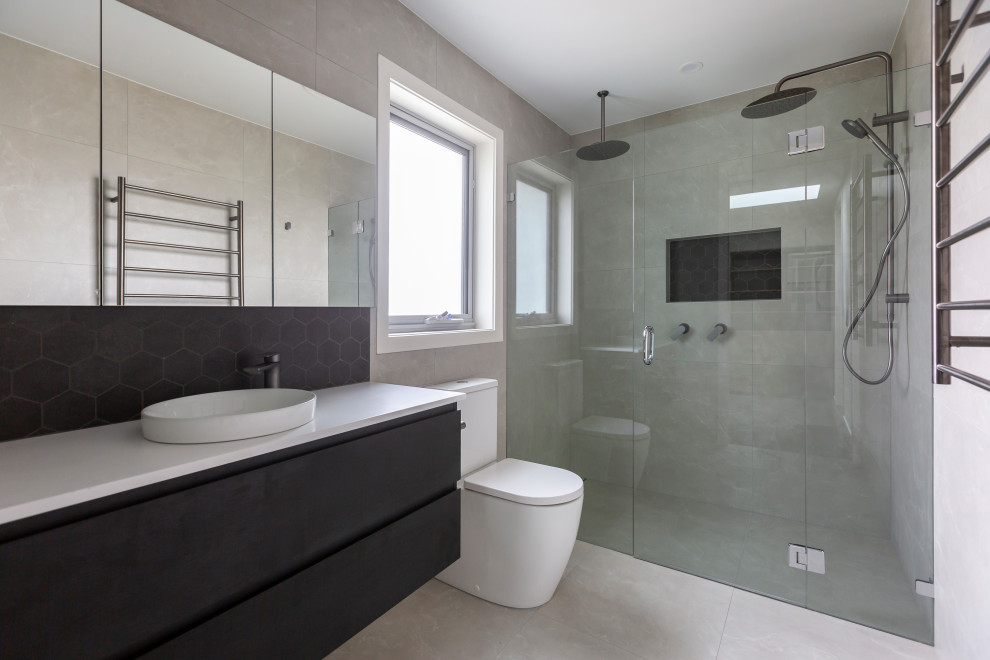 Photo of a contemporary bathroom in Canberra - Queanbeyan.