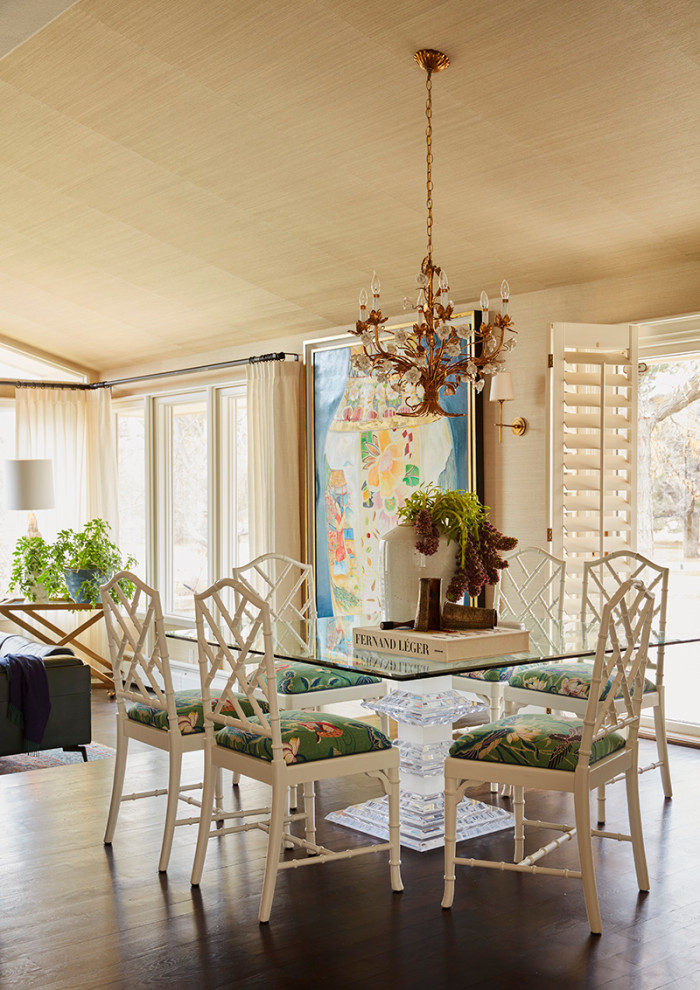 Idée de décoration pour une salle à manger tradition avec un mur beige, parquet foncé, un sol marron et du papier peint.