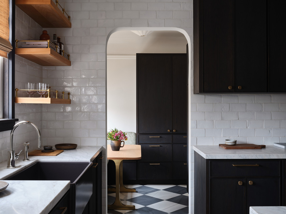 Foto på ett litet medelhavsstil grå kök, med en rustik diskho, skåp i shakerstil, skåp i mörkt trä, marmorbänkskiva, vitt stänkskydd, stänkskydd i terrakottakakel, vita vitvaror och marmorgolv