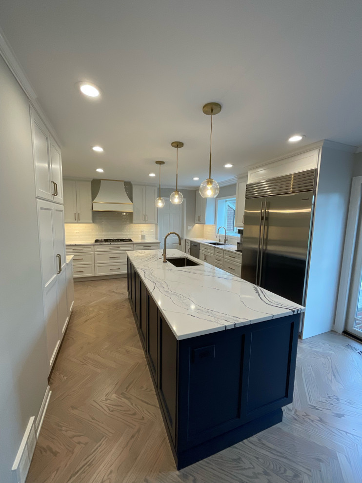Transitional kitchen photo in Chicago