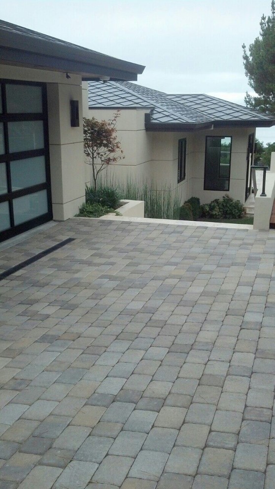Mid-sized modern driveway in San Francisco with concrete pavers.