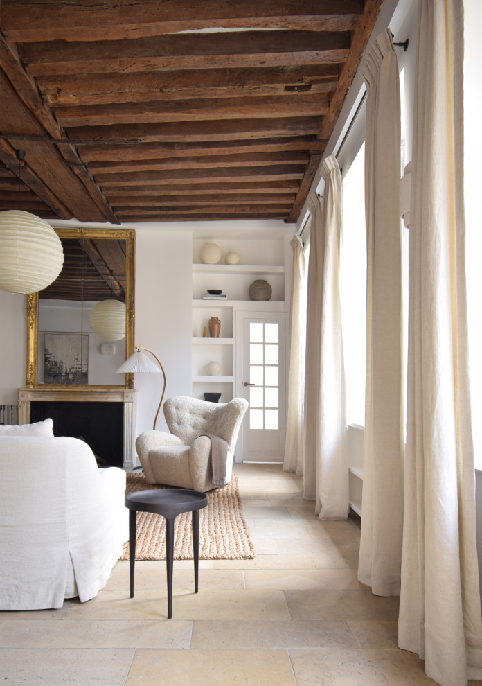 На фото: гостиная комната в стиле неоклассика (современная классика) с белыми стенами