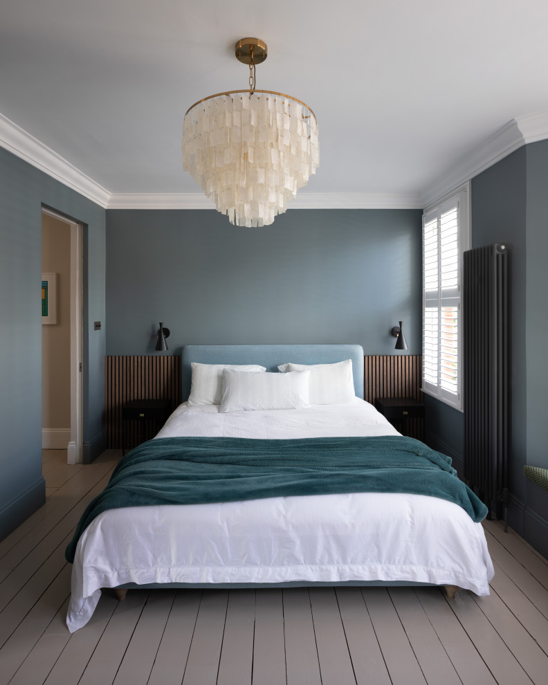 Exempel på ett stort modernt sovrum, med blå väggar, en standard öppen spis och grått golv