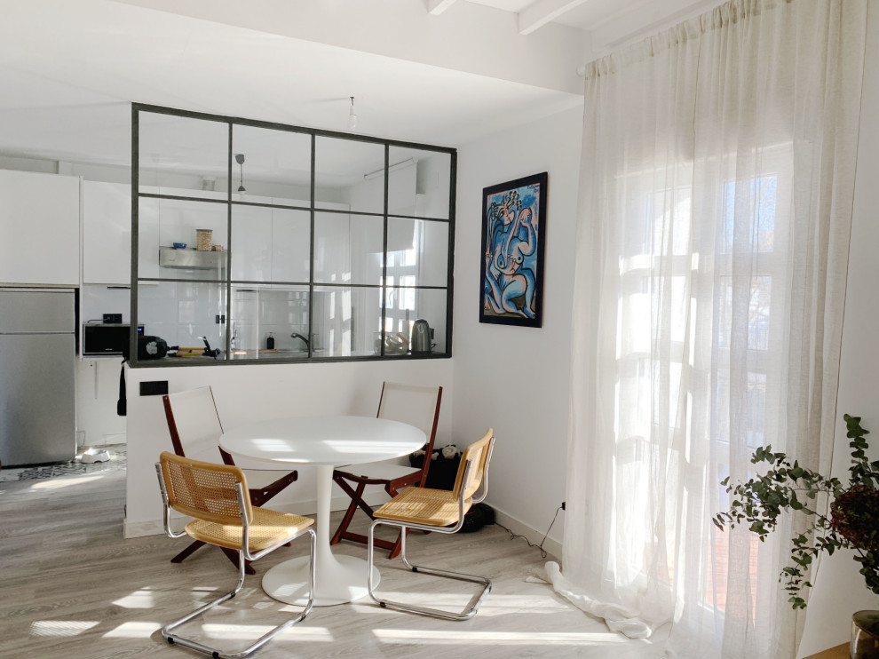 Идея дизайна: маленькая гостиная-столовая в стиле фьюжн с белыми стенами, светлым паркетным полом и серым полом для на участке и в саду