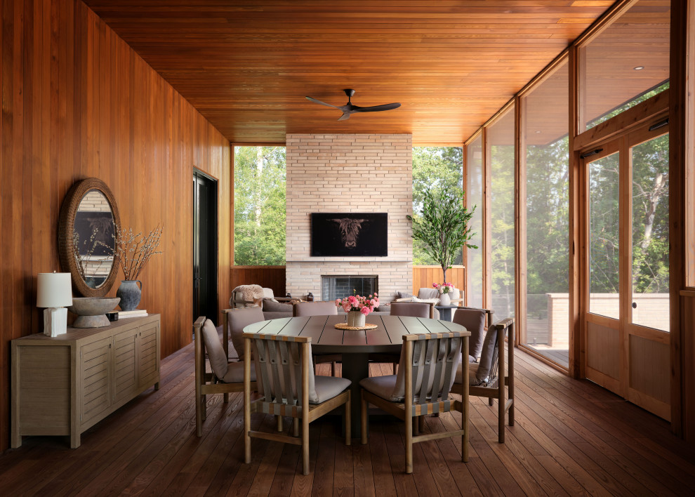 This is an example of a cottage porch design in Toronto.