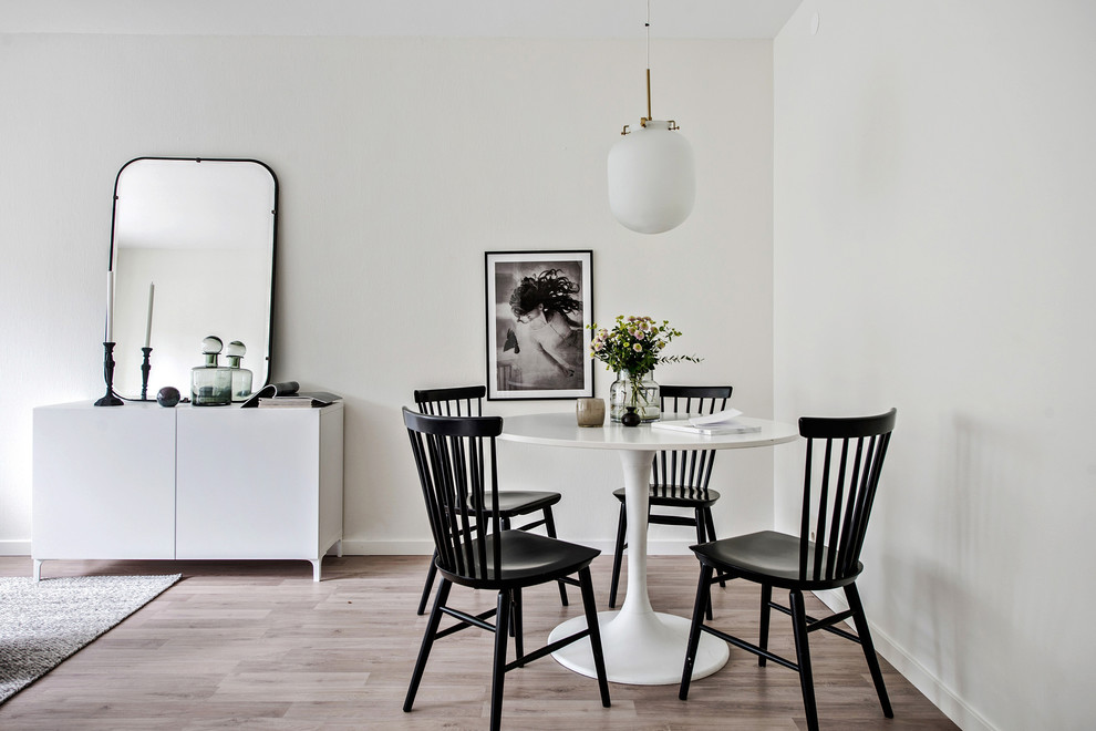 Design ideas for a mid-sized scandinavian dining room in Gothenburg with beige walls, light hardwood floors and beige floor.