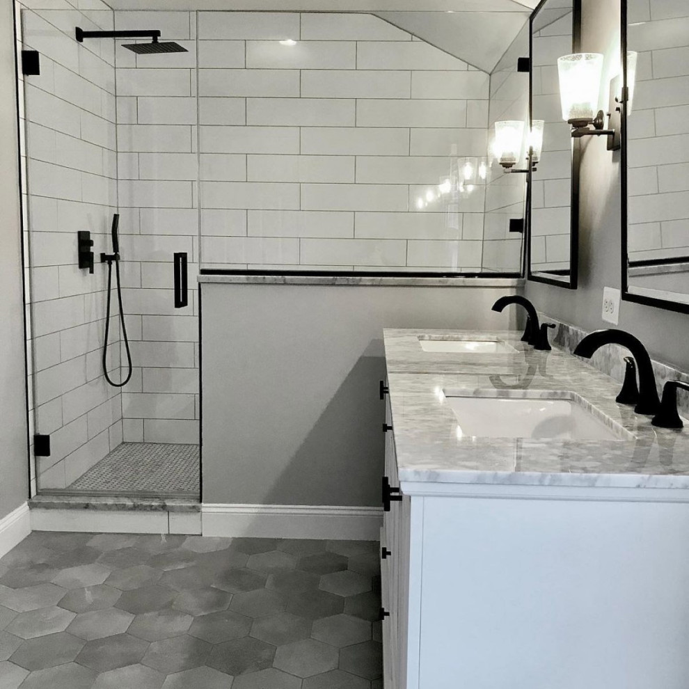 Inredning av ett lantligt flerfärgad flerfärgat en-suite badrum, med skåp i shakerstil, vita skåp, en dusch i en alkov, vit kakel, keramikplattor, ett undermonterad handfat, granitbänkskiva, dusch med gångjärnsdörr, en toalettstol med separat cisternkåpa, grå väggar, klinkergolv i keramik och grått golv