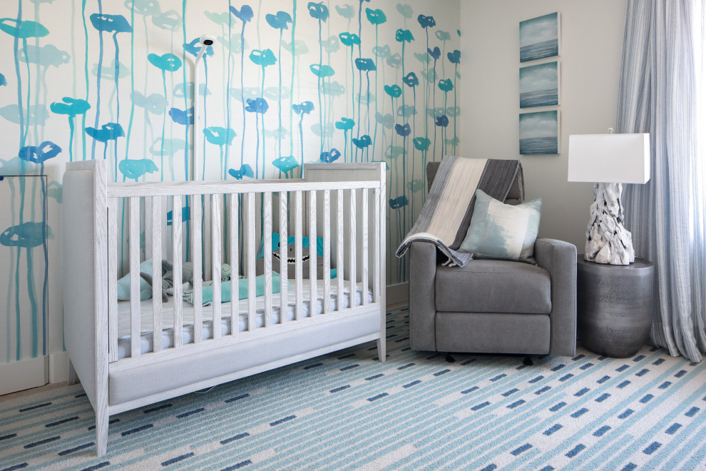 Modelo de habitación de bebé minimalista de tamaño medio con paredes blancas, moqueta y suelo multicolor