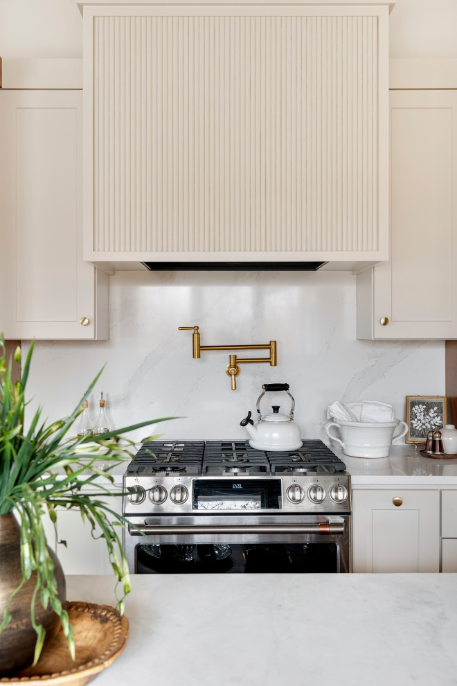 Eat-in kitchen - mid-sized transitional galley medium tone wood floor, brown floor and vaulted ceiling eat-in kitchen idea in Minneapolis with an undermount sink, shaker cabinets, quartz countertops, white backsplash, subway tile backsplash, stainless steel appliances, an island and white countertops