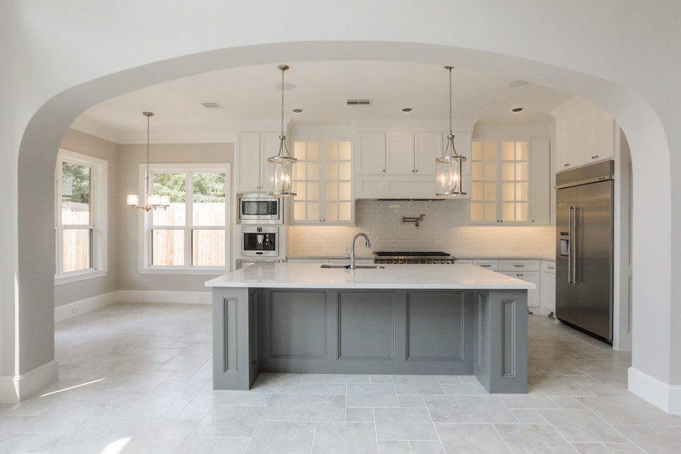 Kitchen - transitional kitchen idea in Houston
