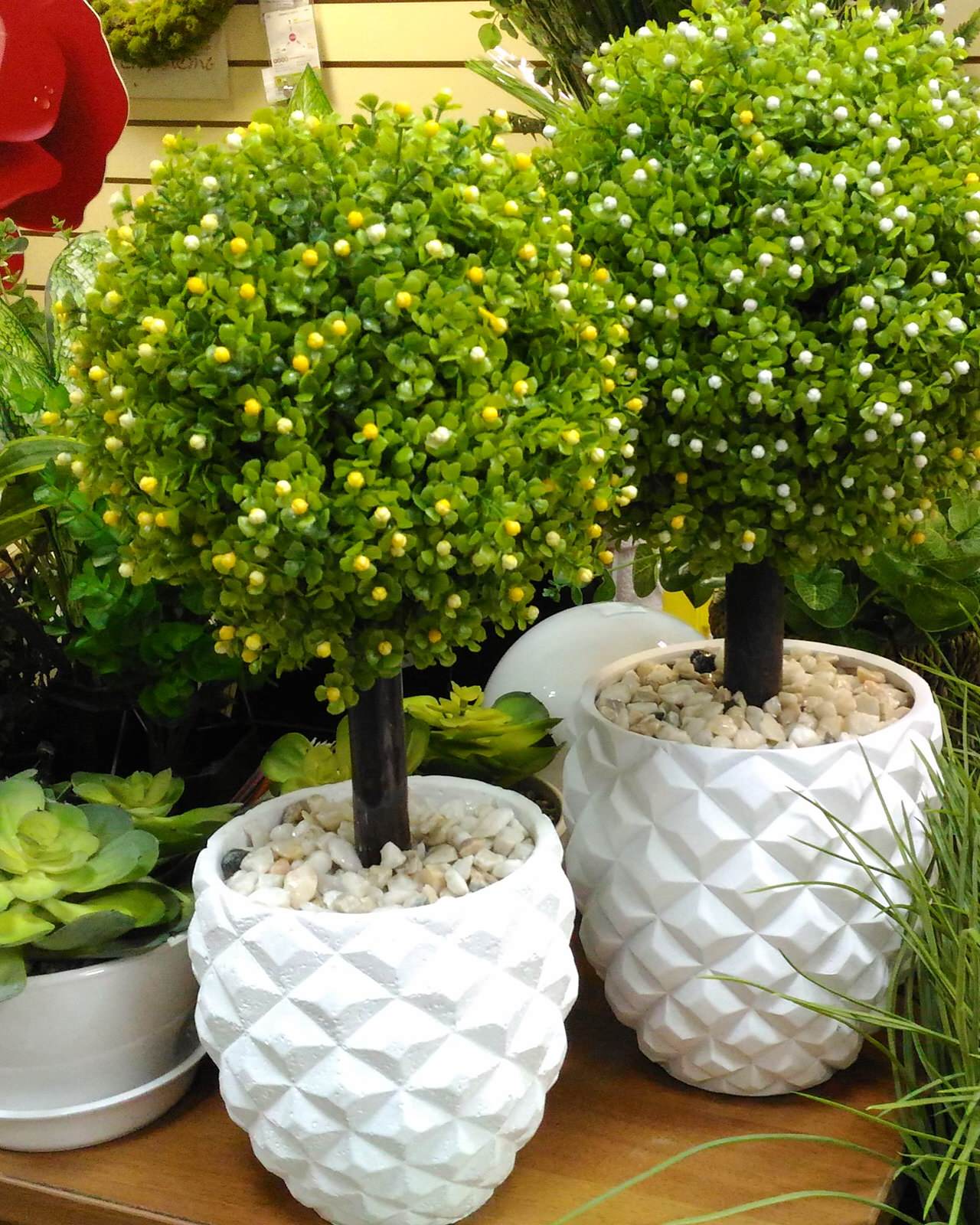 Самшитовые топиари в дизайнерских кашпо (искусственное растение)