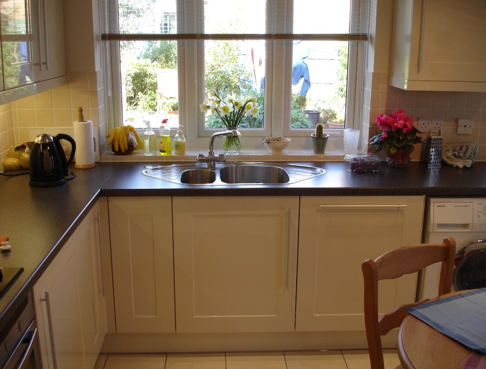Kleine Moderne Küche ohne Insel in Essex