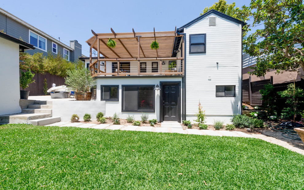 Aménagement d'une façade de maison blanche contemporaine de taille moyenne et à un étage avec un revêtement mixte, un toit à deux pans, un toit en shingle et un toit noir.