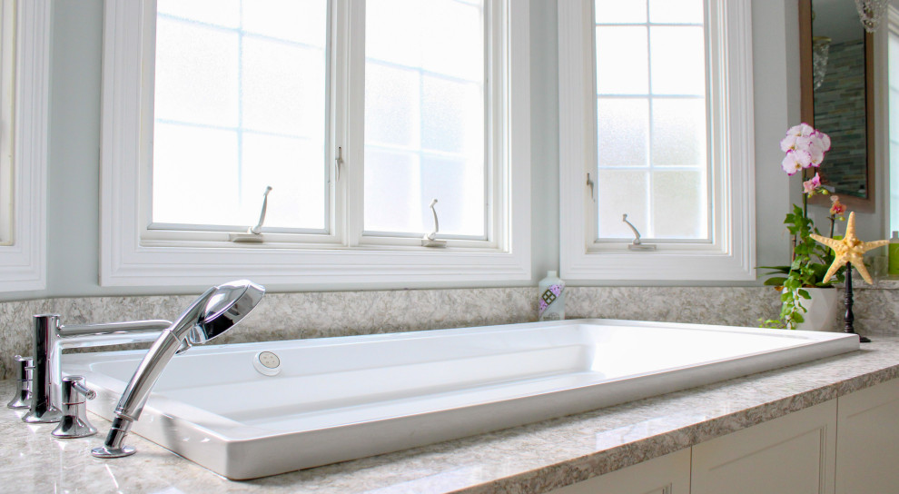 Diseño de cuarto de baño principal bohemio de tamaño medio con bañera encastrada, paredes grises, encimera de cobre y encimeras beige