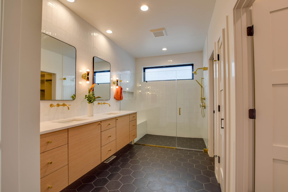 Immagine di una stanza da bagno minimalista con pareti bianche, pavimento grigio, due lavabi e mobile bagno sospeso