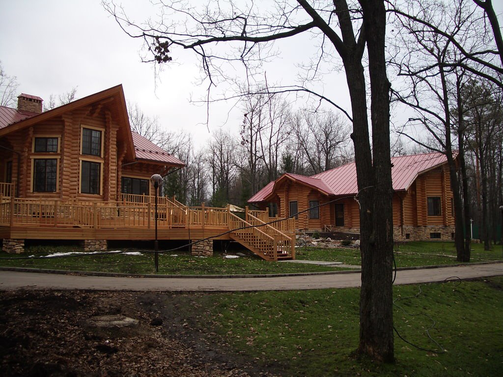 Гостевой дом. Калиброванное бревно. Канадская рубка. Диаметр 35-45 см.