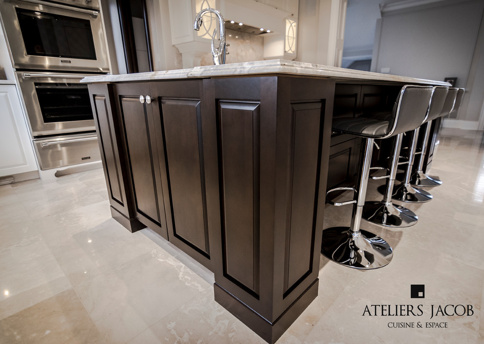 Example of a transitional home design design in Montreal