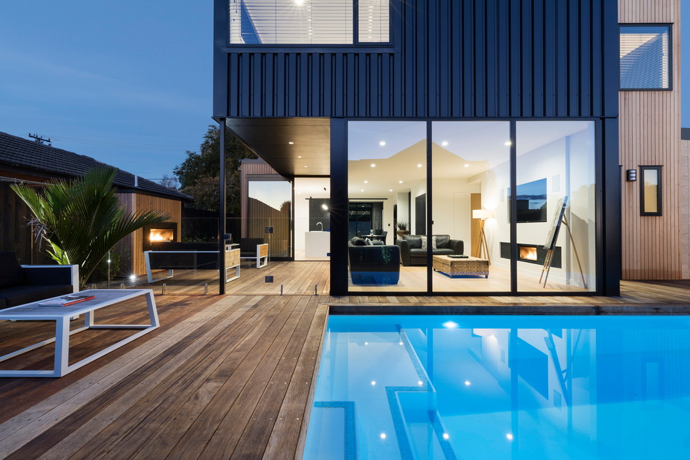 Inspiration for a mid-sized contemporary two-storey house exterior in Hamilton.