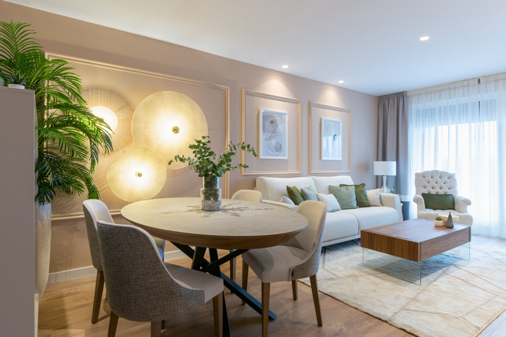 Imagen de comedor tradicional renovado pequeño cerrado con paredes marrones, suelo laminado, suelo marrón, boiserie y cuadros