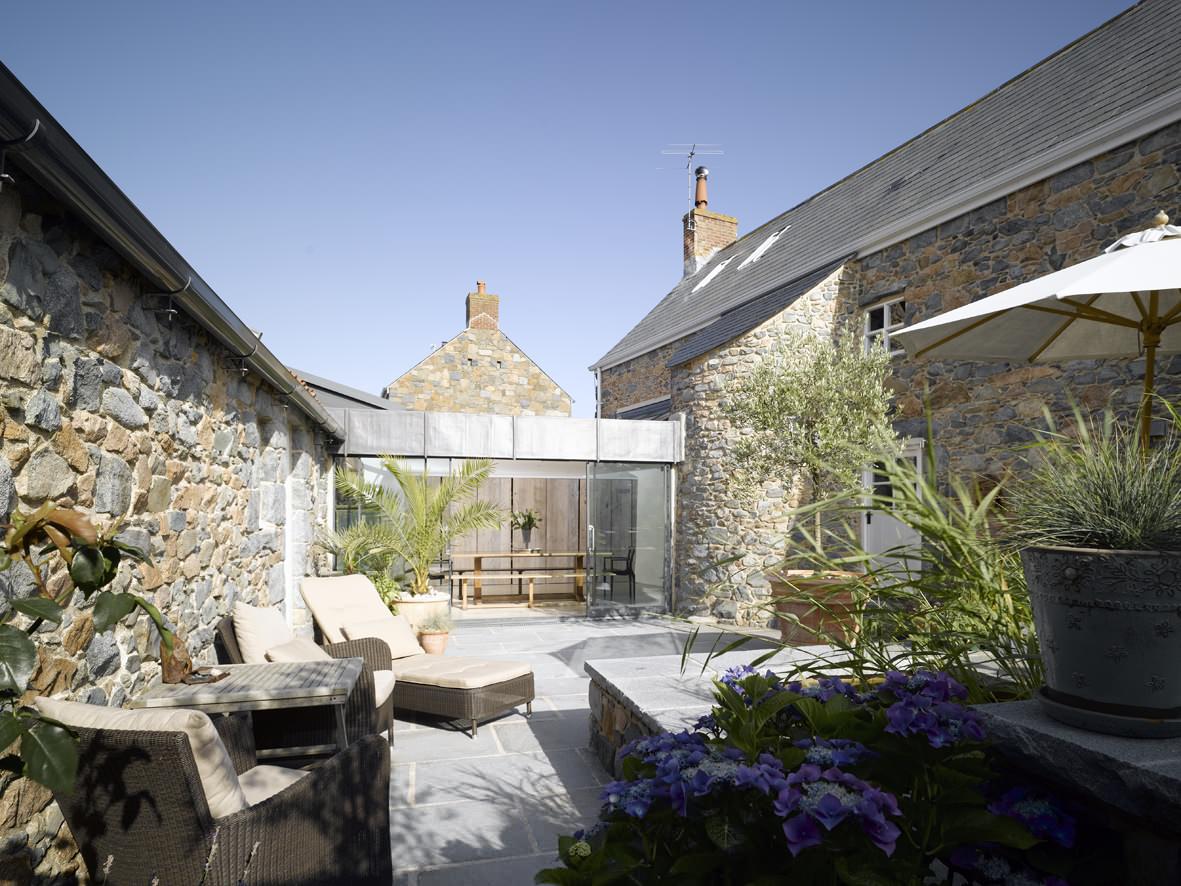 10 Ideas for Creating an Inviting Courtyard, image size:1181x886