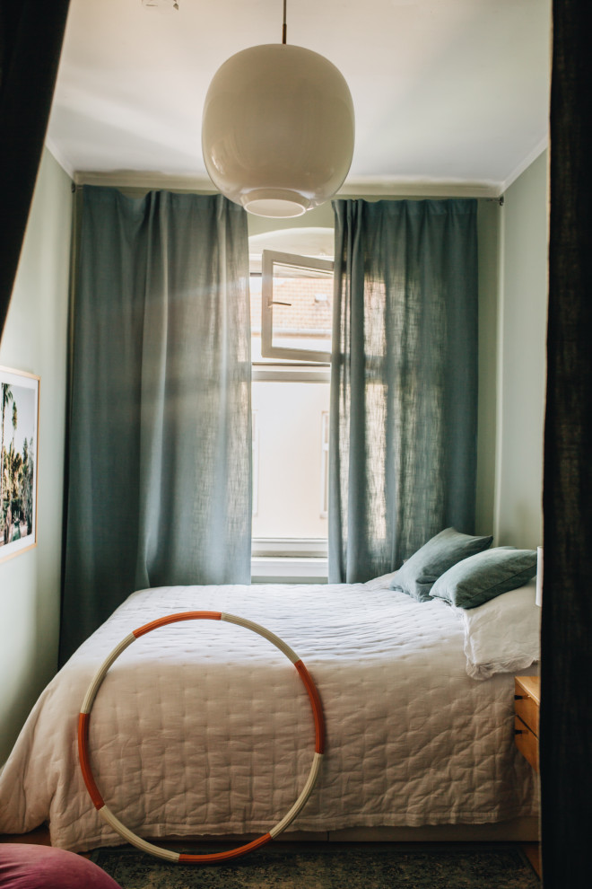 Источник вдохновения для домашнего уюта: маленькая хозяйская спальня в современном стиле с зелеными стенами, ковровым покрытием и зеленым полом без камина для на участке и в саду